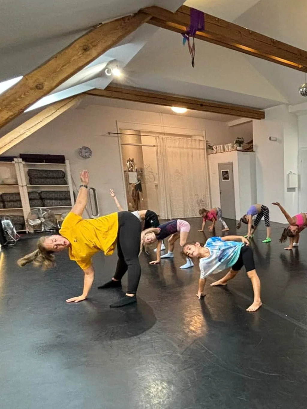 Akrobatik Dance